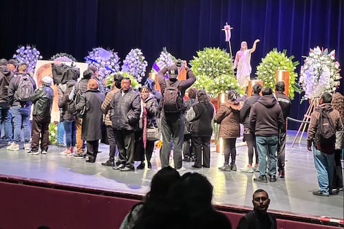 Cientos de personas acuden a la Casa de la Cultura para dar el último adiós a Paulina Tamayo