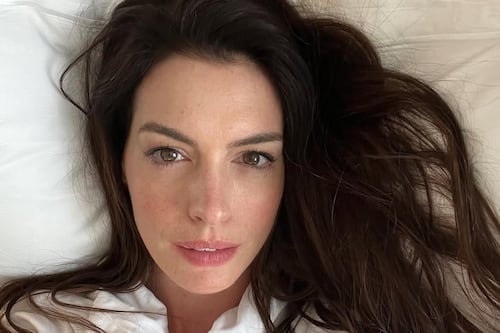 People corona a Anne Hathaway como la mujer más hermosa de 2026 en una edición que rompe estereotipos