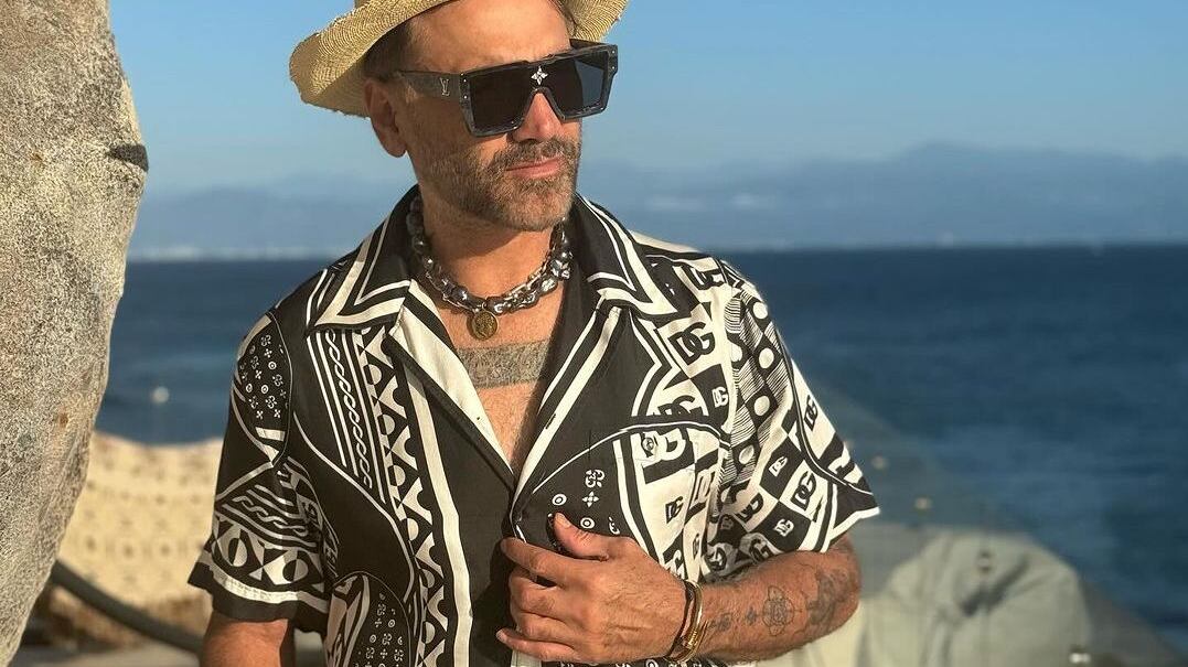 El cantante posa como modelo de alta costura.