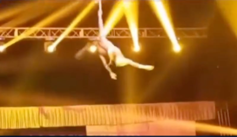 acróbata de circo pierde el control en el aire y cae en pleno show