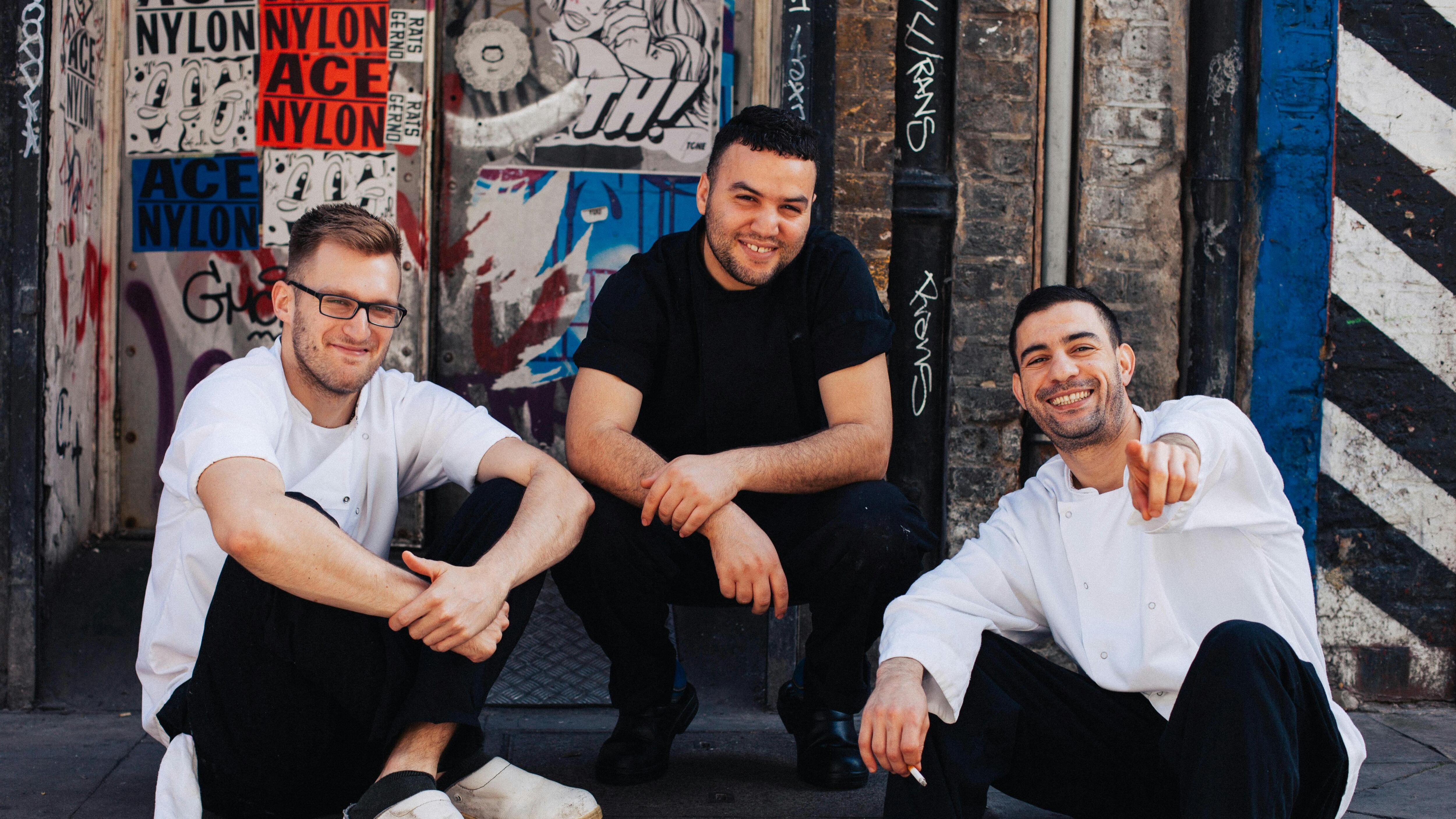 Foto de Clem Onojeghuo: https://www.pexels.com/es-es/foto/tres-hombres-sentados-en-la-acera-de-la-calle-175697/