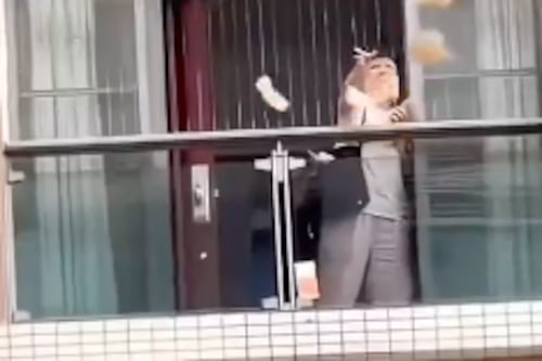 VIDEO: Mujer lanza 250.000 dólares por la ventana tras una crisis