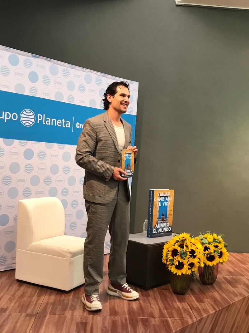 Alan Estrada en la presentación de su libro Viajar Cambiará tu Vida