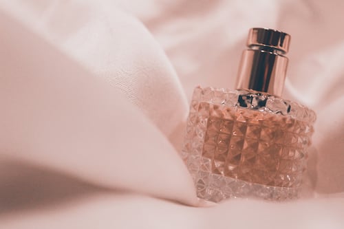 ¿Qué perfume regalar a una mujer de 40 a 60 años? 5 alternativas que les fascinarán