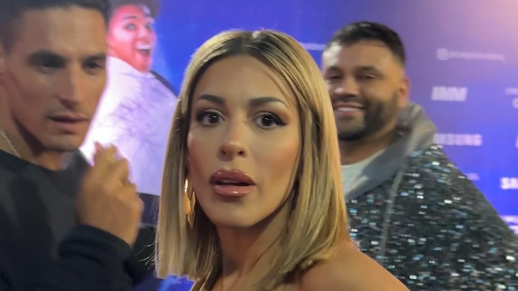 Hace días atrás se filtró que dos integrantes del nuevo reality de Canal 13, “Palabra de Honor”, se habían enfrascado en una violenta pelea que incluyó gritos, todo tipo de insultos e incluso golpes y se trataba de nada menos que de Oriana Marzoli y Anís Vilches. Ahora, en conversación con Publimetro, la española confirmó la riña.
Fue durante la alfombra azul del Circo du Soleil, con el estreno de la funcion Crystal en Chile, que la participante de ¿Ganar o servir? y el reality militar, habló con este medio, mientras pasaba junto a su pareja Facundo González, su ex Luis Mateucci, Mel Alcalde y el mánager Suro Solar.
“Esperemos que se muestren las imágenes, tal cual como han sucedido todos los hechos. Que no haya edición, que se muestre todo y tal cual”, dijo en primera instancia tras ser consultada por su participación en el tercer programa de telerrealidad de Canal 13, que se estrena el domingo 03 de noviembre.
Respecto al motivo que originó la pelea, Oriana preguntó a su mánager si podía hablar al respecto, recibiendo una respuesta negativa. Aunque, aclaró que “si alguien se fue, yo no hago nada”, señaló, mientras Facundo le pedía que no hablara.
En información que llegó a este medio se indicó que pelea partió los despectivos insultos que emitió Oriana contra Anaís, generando la respuesta de la pareja de Marcianeke.
“La Anaís le tiró un escupo, pero porque Oriana la trató de ordinaria, flaite y términos muy despectivos”, relataron a este medio.
Esto provocó a inmediata reacción del cantante urbano, quien salió en defensa de su enamorada.
“Lo peor es que Félix (Soumastre), Dash y Malito defendieron a Oriana. Eso llamó mucho la atención porque son amigos de Marcianeke y por eso se descontrolaron las cosas entre los hombres, mientras Oriana seguía gritando”, desclasificaron.
De igual forma, dejaron en claro que la persona que inició el conflicto habría sido la española, quien provocó a Anaís de manera intencional hasta sacarla de sus casillas.
“Oriana la provocó todo el rato para que Anaís reaccionara. Fue todo bien heavy y se tuvo que meter la producción”, sentenciaron las fuentes amigas del país vecino a este medio.