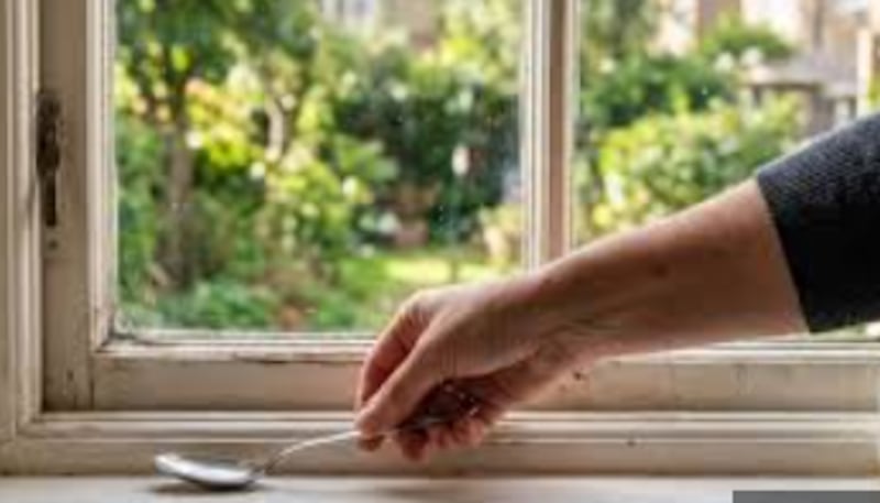 cuchara bajo la ventana