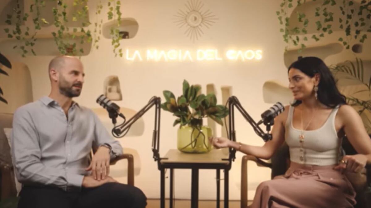 Aislinn Derbez se va contra médico que la criticó por decir que las emociones curan enfermedades