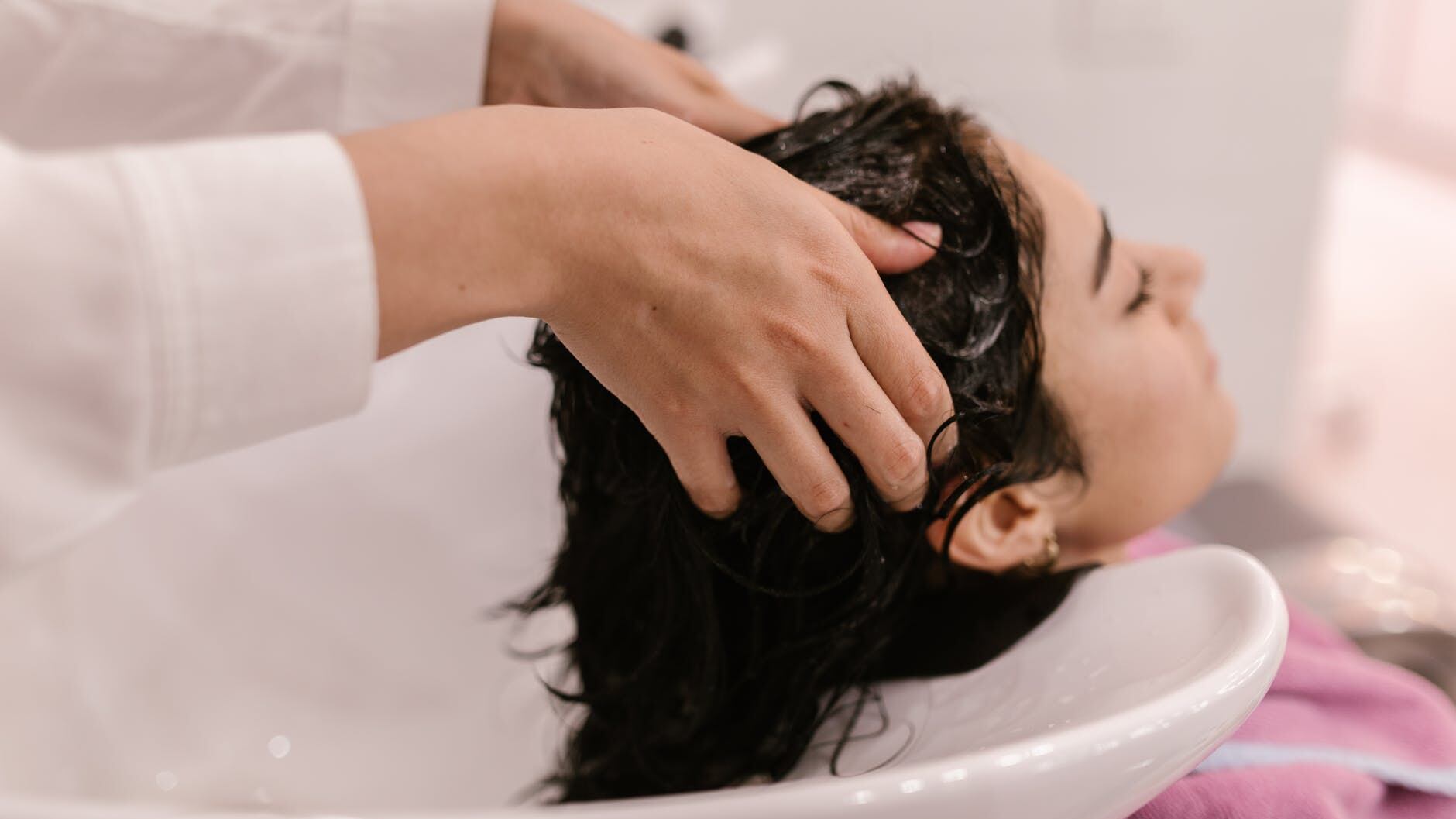 si tienes 40 y quieres aplicarle una técnica de coloración a tu cabello para hacerte un cambio de look, estas dos técnicas que te presentamos te serán de gran utilidad. Conócelas.