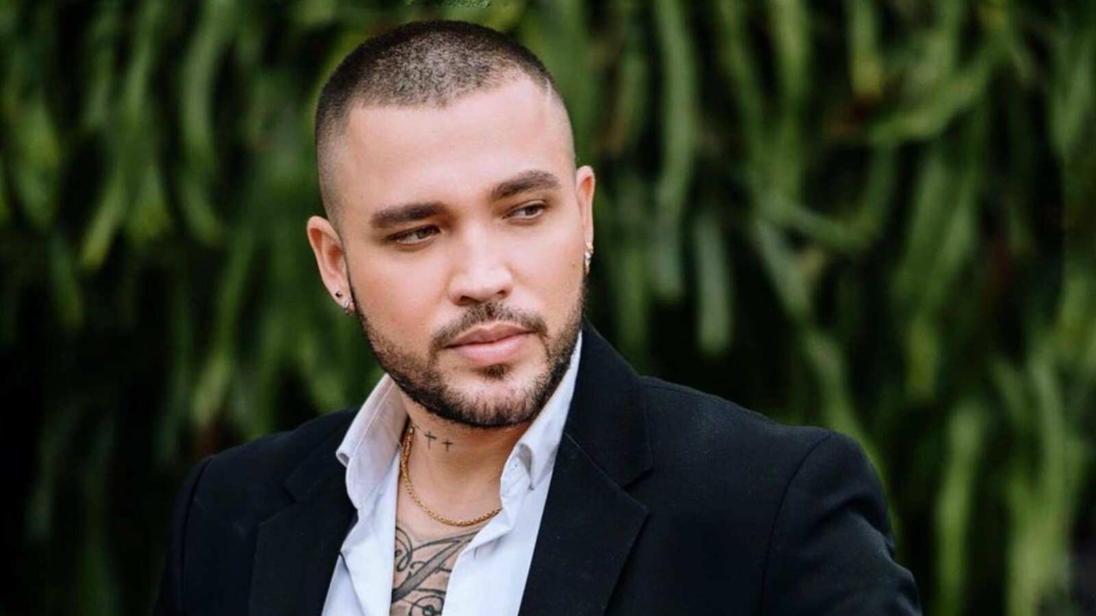 Jessi Uribe rinde homenaje al cantante Darío Gómez.