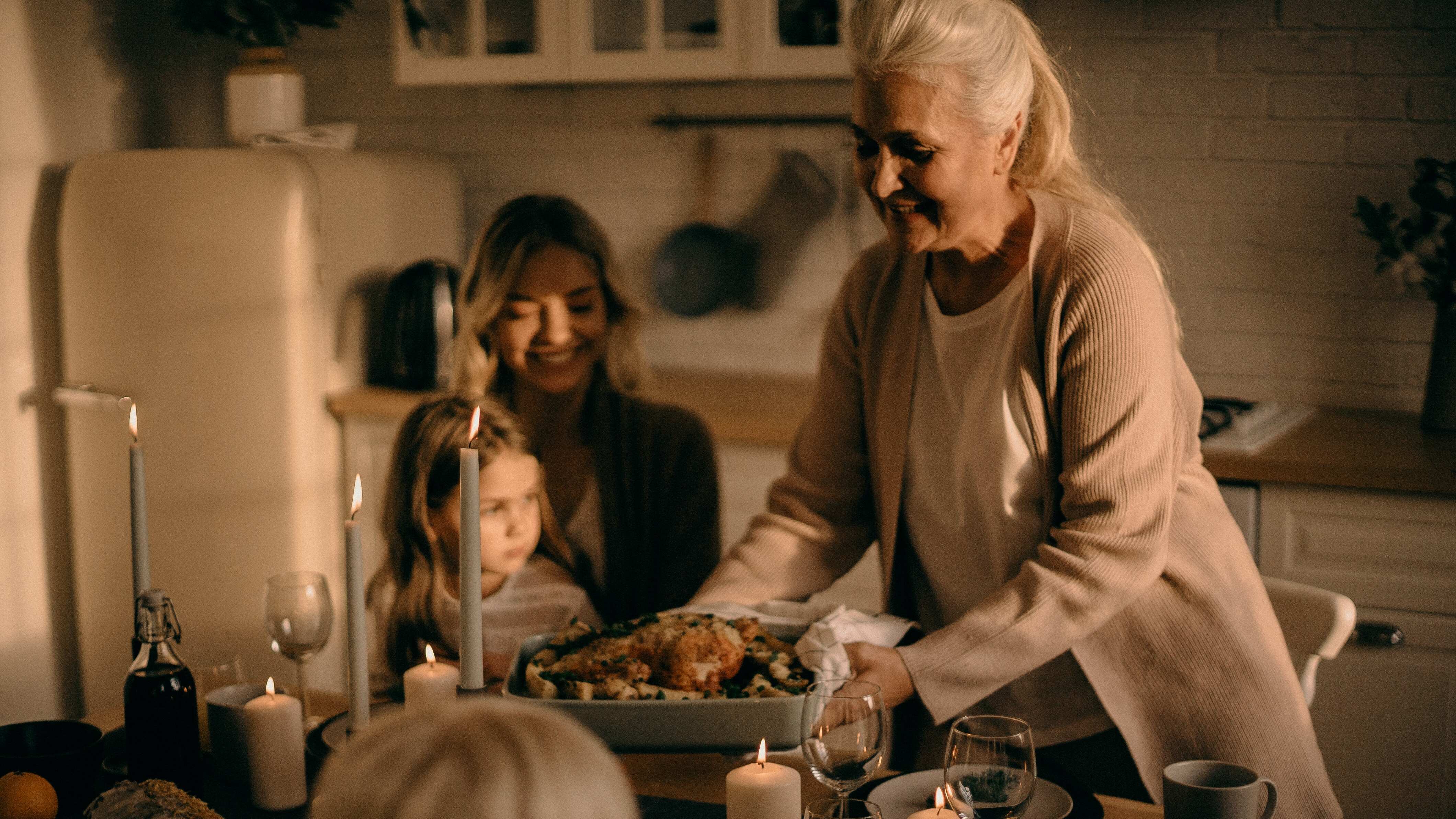 Abuela cobra 20 dólares a familiares por hacer la cena de Navidad y le llueven críticas