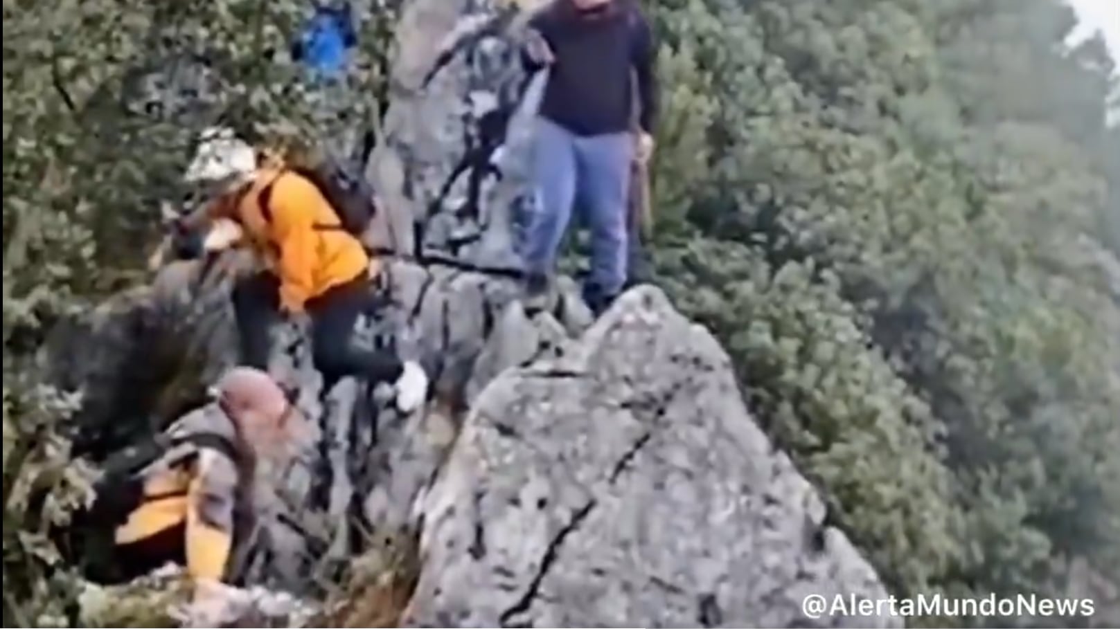 Turista sobrevive a caída de 40 metros mientras intentaba una selfie en la montaña Huaying