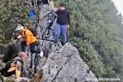 Turista resbala por un acantilado mientras hacía una selfie; cayó 40 metros