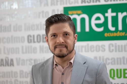 El periodista ecuatoriano Galo Arellano ganó un premio Emmy en Estados Unidos y se lo dedicó a sus padres: “Lo entregué a sus verdaderos dueños”