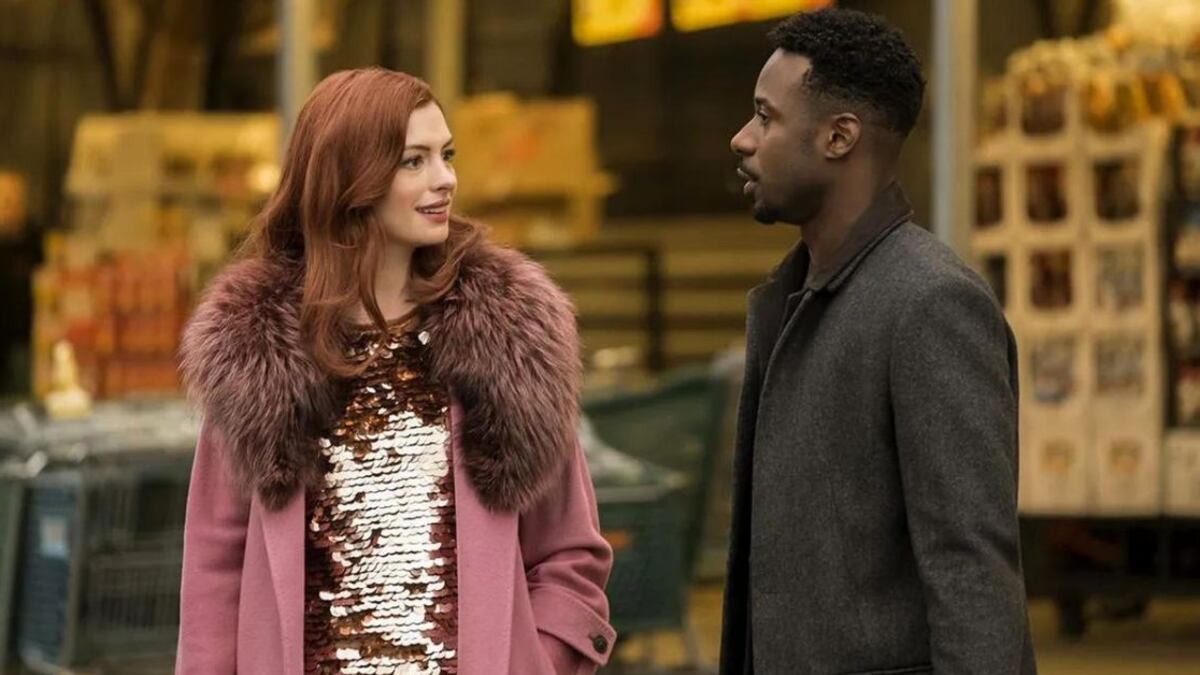 Anne Hathaway y Gary Carr en 'Modern love'