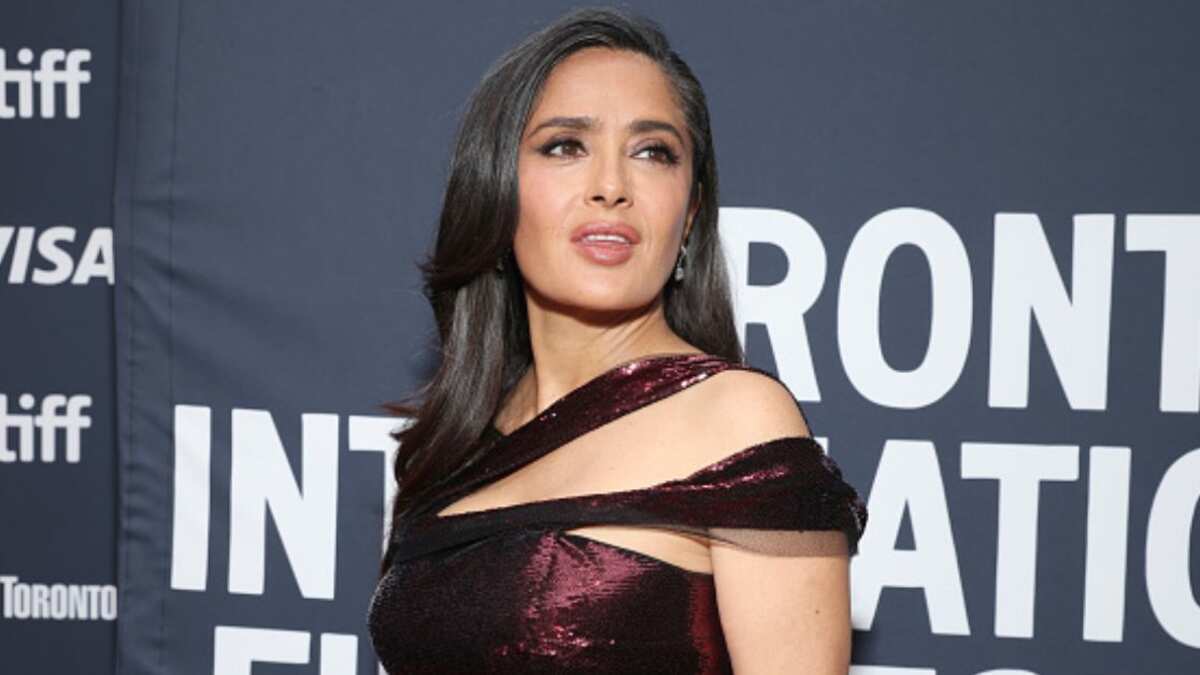 “Al estilo de los 90”: Salma Hayek deslumbra con un vestido minimalista ideal para mujeres de +50