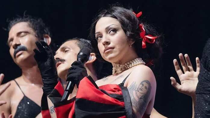 La cantante chilena sorprendió en sus redes sociales al mostrarse con su nuevo y platinado look.