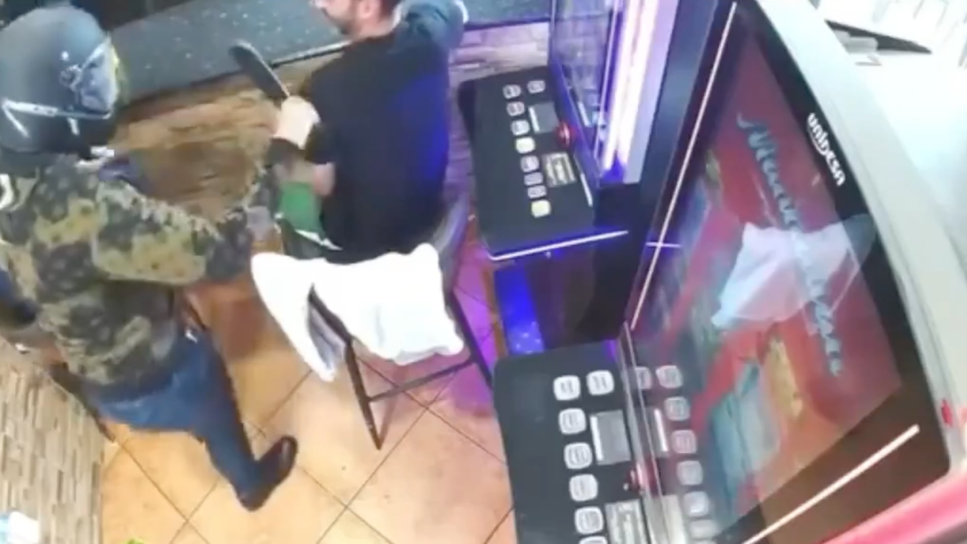 VIDEO: Hombre intenta asaltar un bar con machete y clientes lo confunden con una broma - Fuente: Video de X