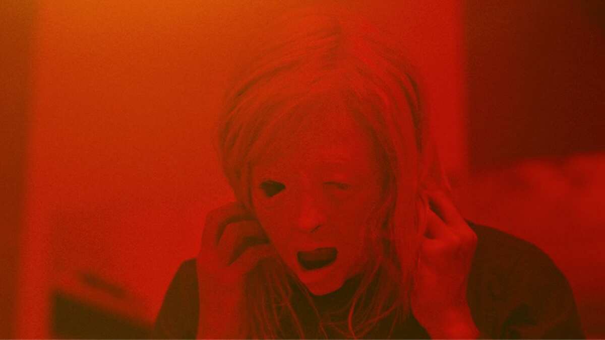 Escena de la película Possessor