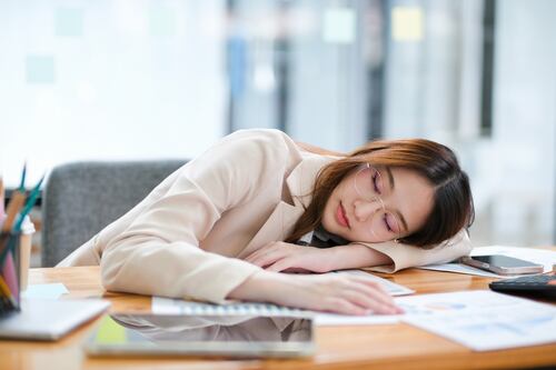 Inemuri: la práctica japonesa en la que dormir es parte del trabajo