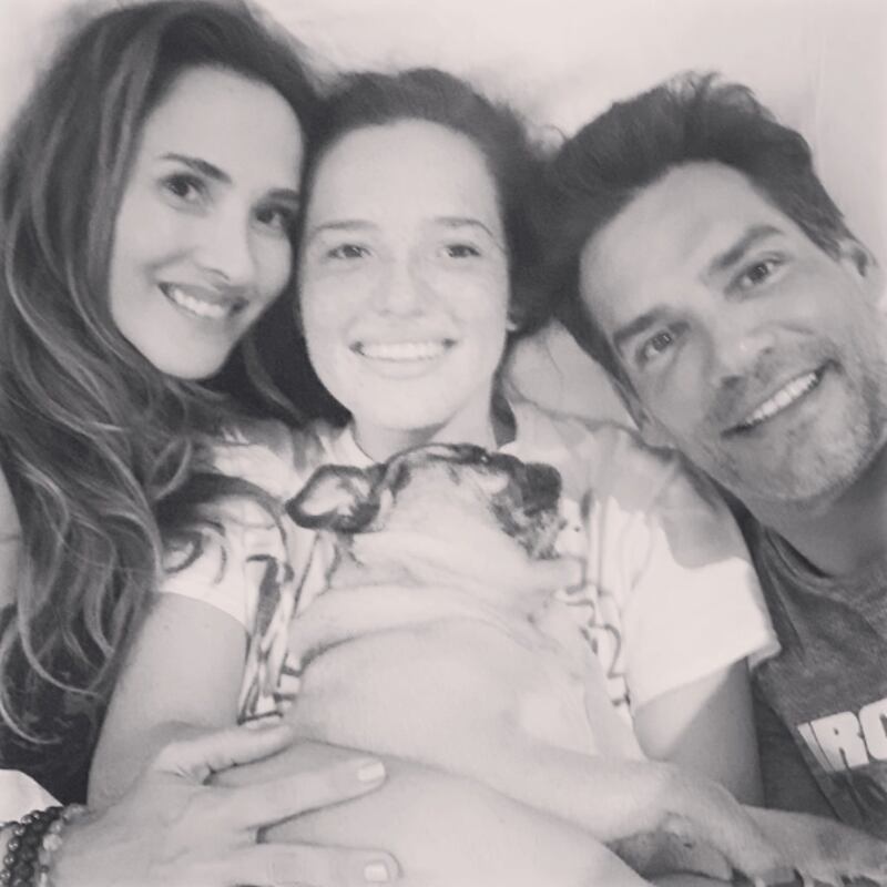 Angélica Castro, su hija Laura, y Cristián de la Fuente
