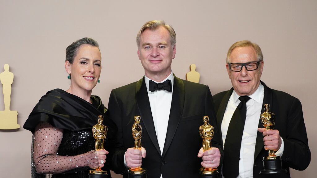 Emma Thomas, Christopher Nolan y Charles Roven de Oppenheimer.