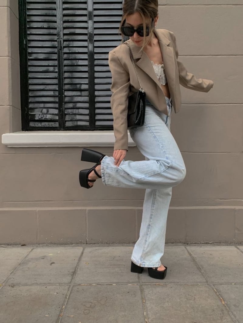 Jeans palazzo y sandalias