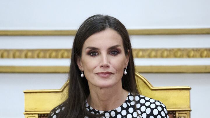 La reina Letizia nos enseña a lucir transparencias y flores para esta primavera a los 50
