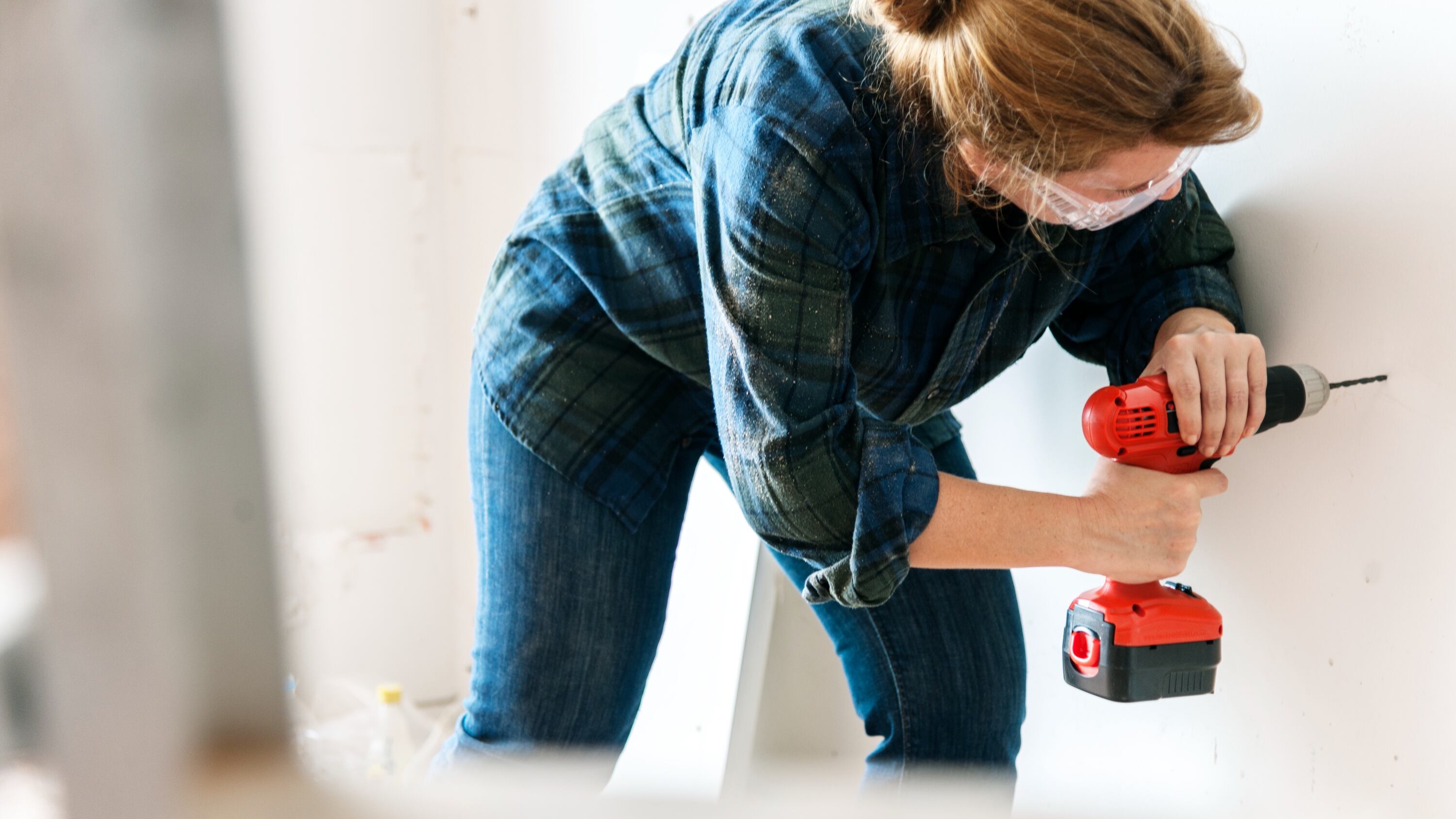 mujer reparando el hogar