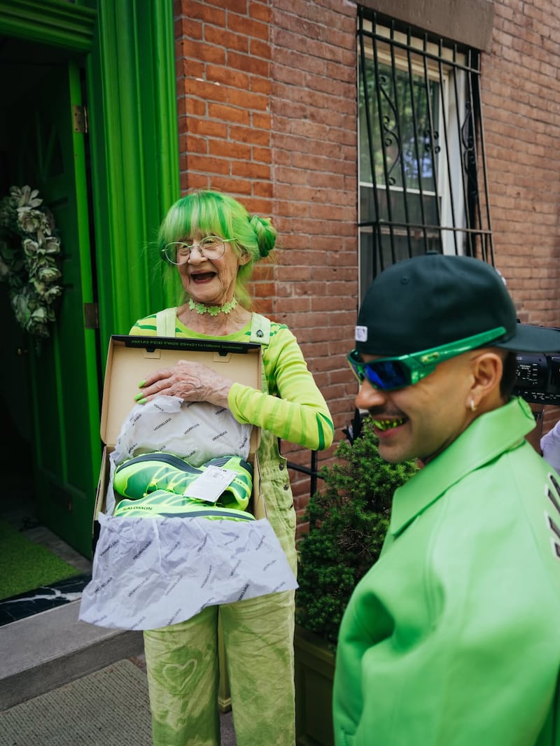 Feid visita a la icónica Dama de Verde de Brooklyn