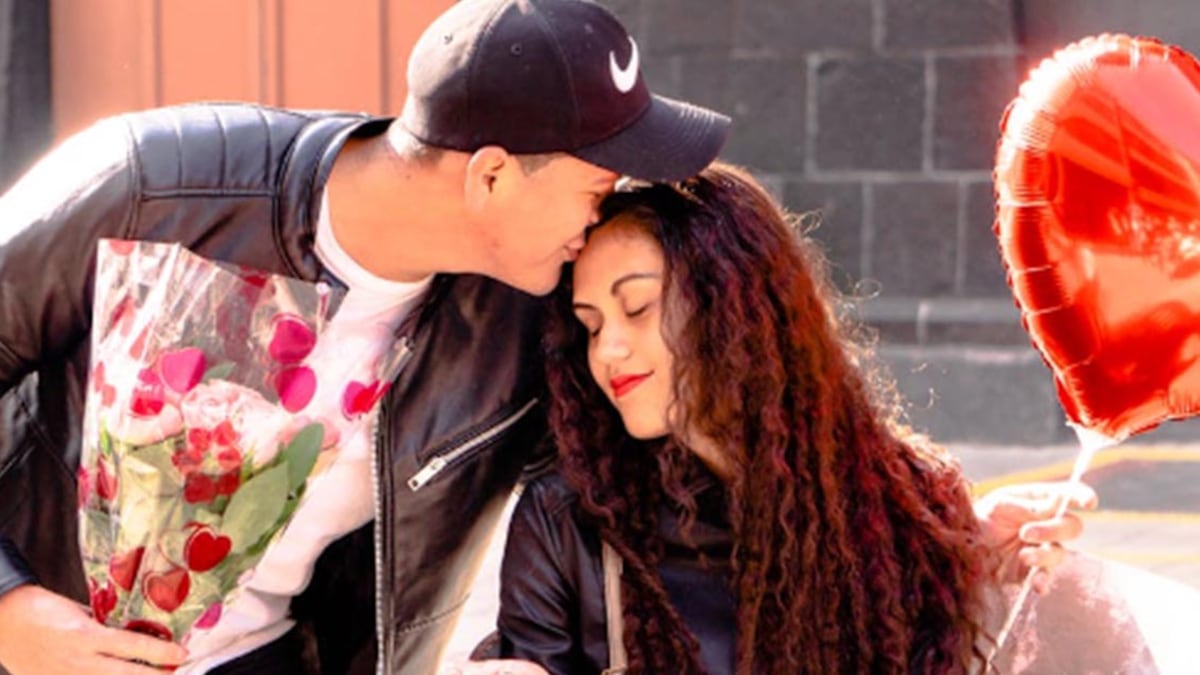 Pareja señal cruz