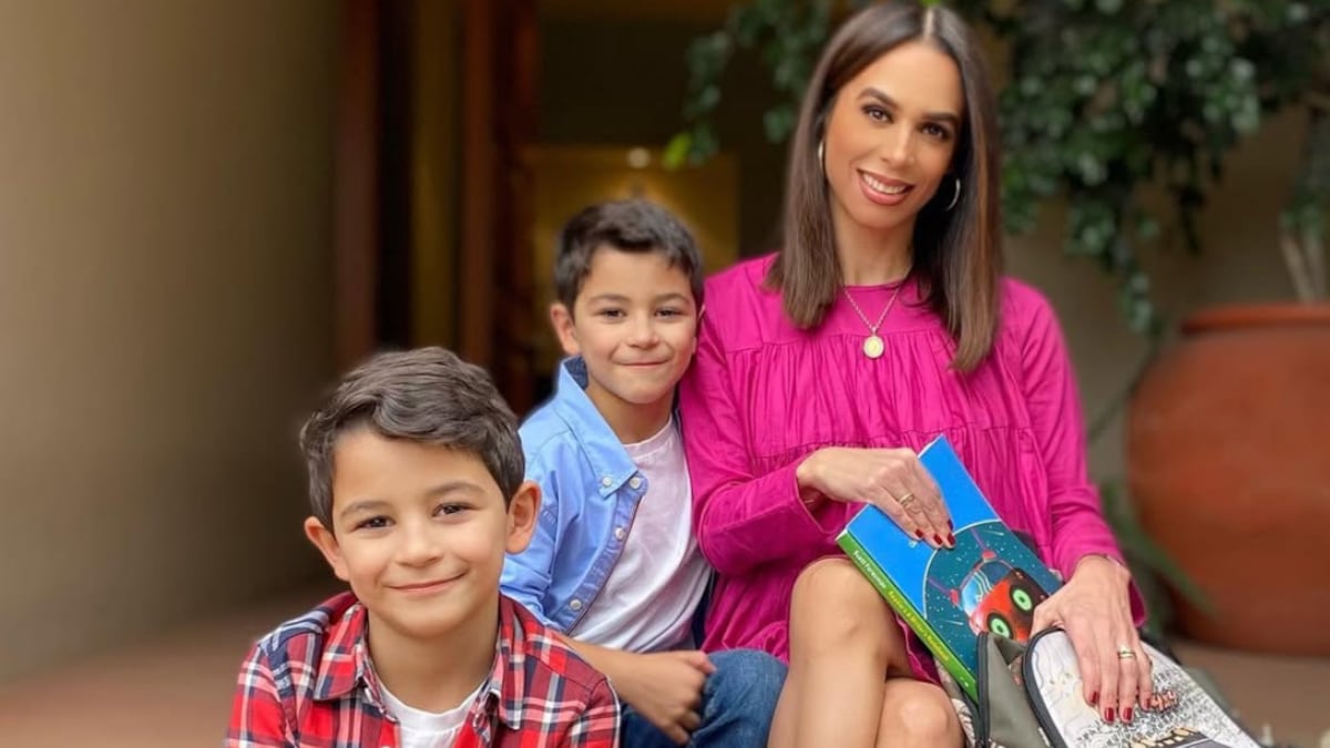 Biby Gaytán junto a sus mellizos, Manuel y Daniel