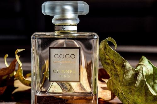 Perfumes para mujer que fueron furor en los 90s y regresan este año entre las tendencias