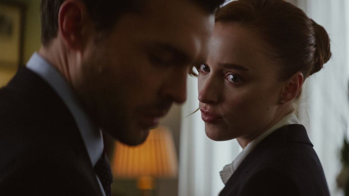 Alden Ehrenreich y Phoebe Dynevor en 'Juego limpio'