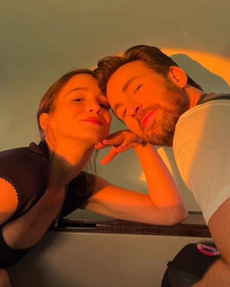 Chris Evans y Alba Baptista