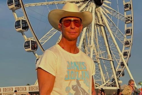 ¿Nueva novia y nuevo look? Erik Rubín reaparece irreconocible con tinte rubio: así luce ahora