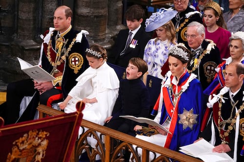 Príncipe Louis roba miradas con bostezo y muecas en coronación del rey Carlos III