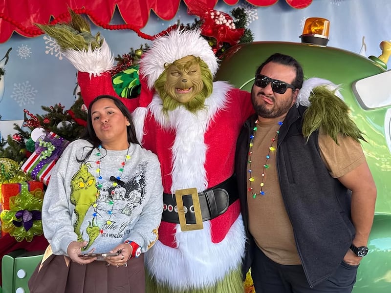 Vivi Ponce junto al Grinch
