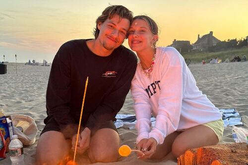 Millie Bobby Brown muestra su orgullo de ser la esposa de Jake Bongiovi con estos curiosos shorts