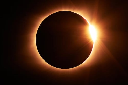 Qué no debes hacer durante el eclipse solar del 8 de abril para no atraer las malas energías
