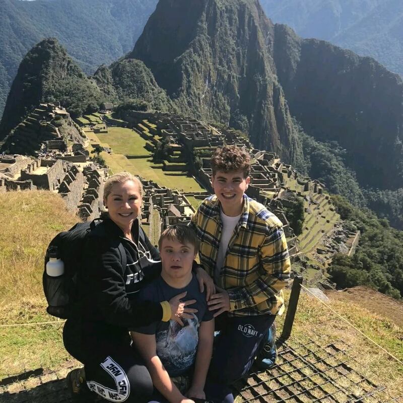 Leticia Calderón junto a sus hijos, Luciano y Carlo