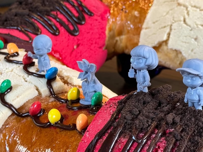 Rosca de reyes con decoración de Stranger Things