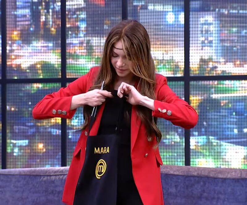 Mara Topic rompe las reglas y es llamada a bajar del balcón