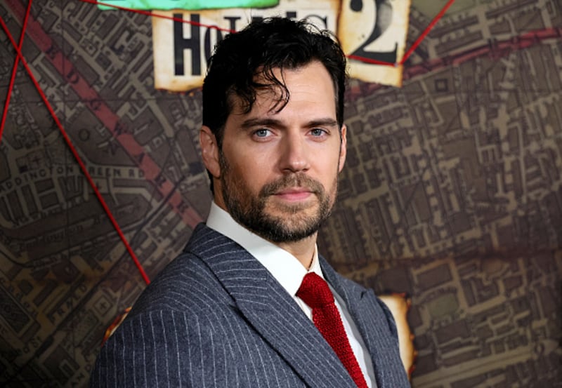 Henry Cavill luce su nuevo aspecto como padre.