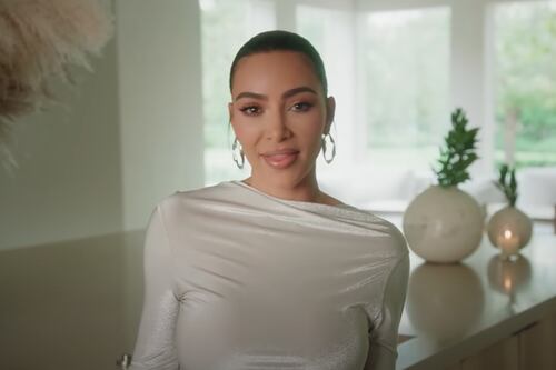 La fortuna que Kim Kardashian gastó para que sus carros de lujos combinaran con su mansión