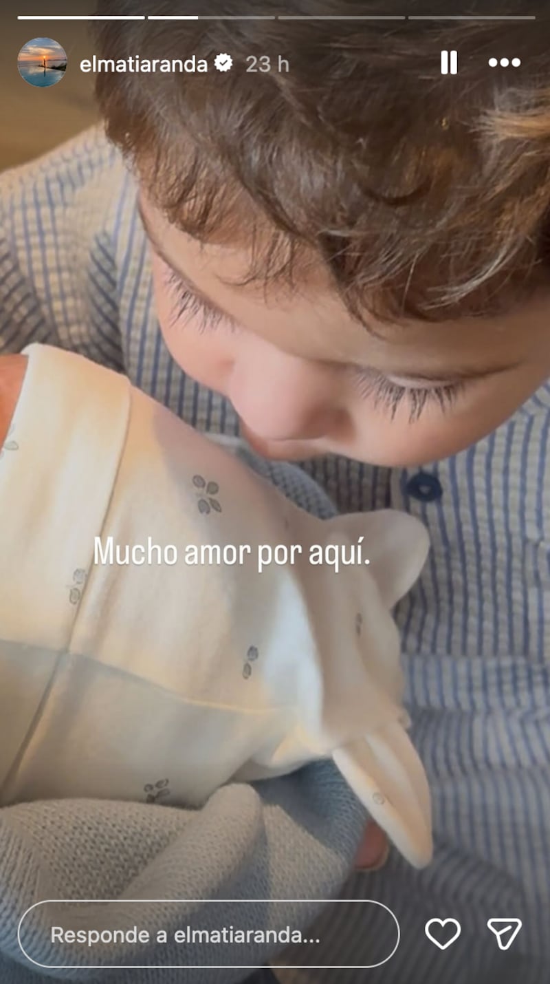 Yuridia da la bienvenida a su tercer hijo Noah.