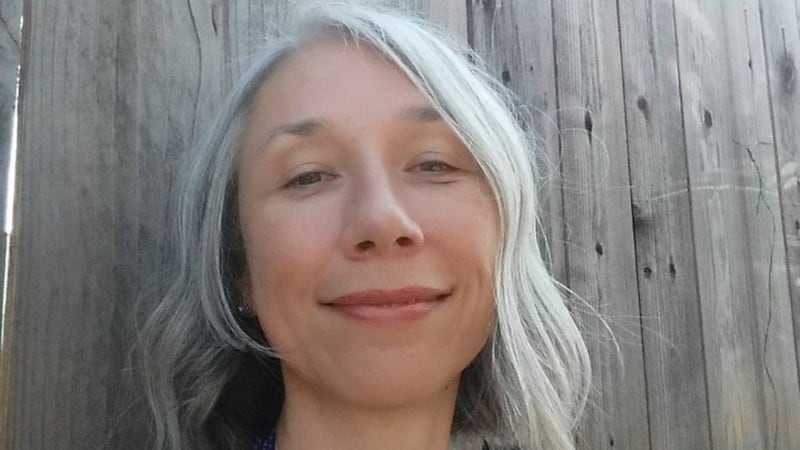 Alexandra Grant luce radical corte de cabello