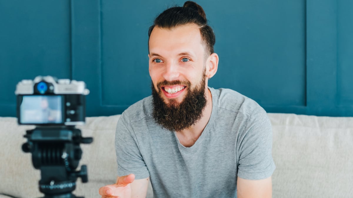 El famoso influencer escandalizó por su elección de atuendo en los British Fashion Awards 2025.