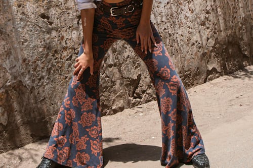 ¡Adiós jeans! Los leggings acampanados prometen un cambio sofisticado si los combinas de esta forma