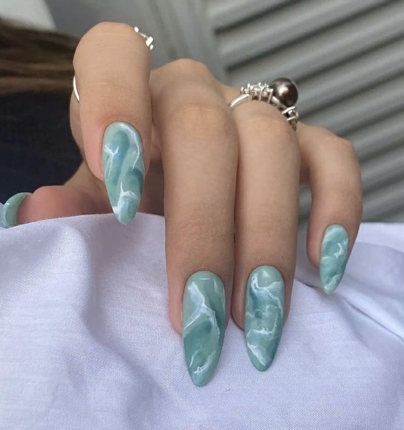 Diseños de uñas acuarela que serán tendencia este 2026