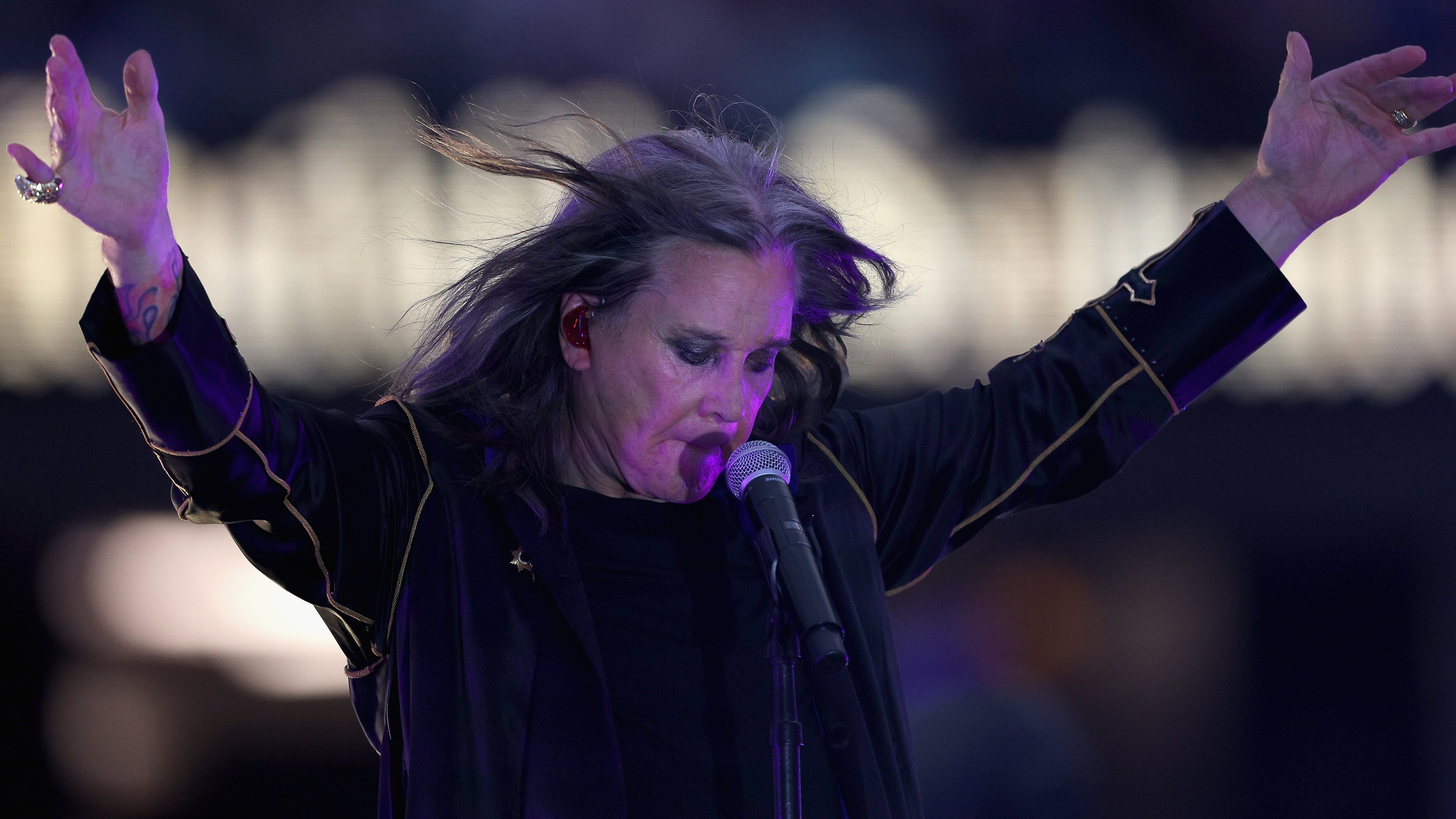 El legendario cantante da una triste noticia a sus fans.